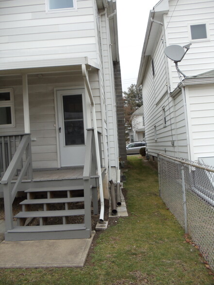 Building Photo - 376 Miller St
