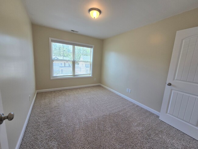 Building Photo - New Listing!!