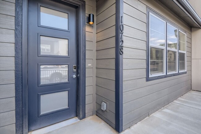 Building Photo - Beautiful 2-story modern townhome available for rent in booming Interquest & Voyager area