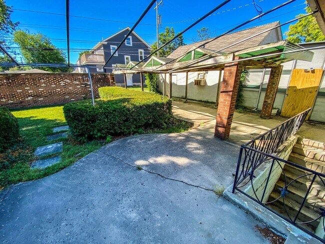 Building Photo - Remodeled Westgate Home with Attached Prof...