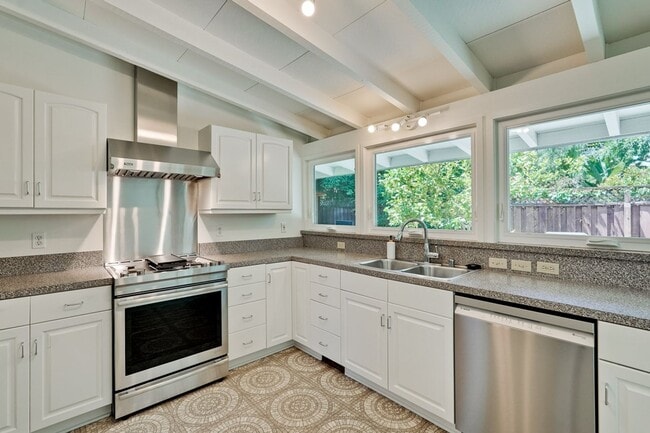 Building Photo - 3 Bed 2 Bath Mackay Home in Desirable Mont...