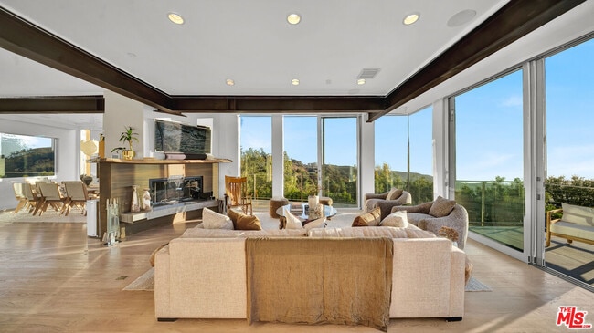 Building Photo - 2915 Tuna Canyon Rd