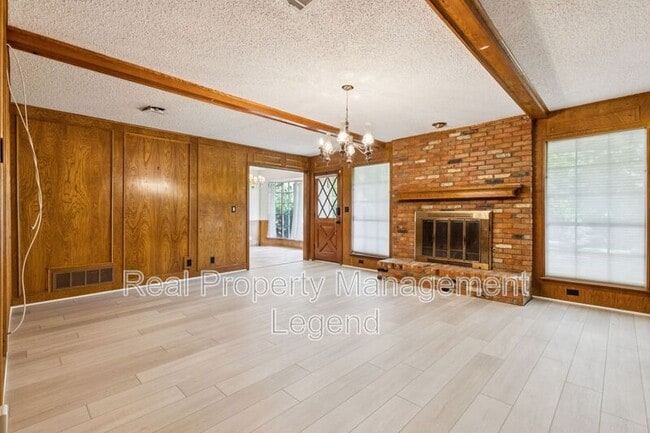 Building Photo - 2016 Willowbrook Way