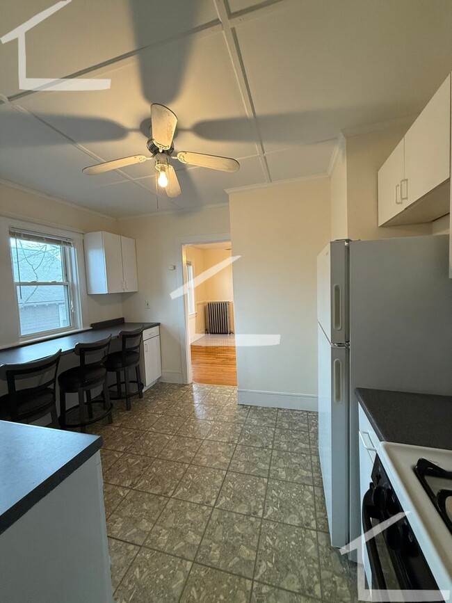 Building Photo - Updated 2 Bed Oak Square