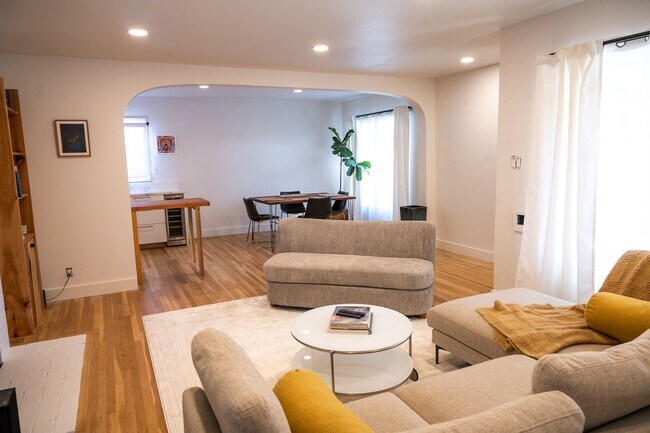 Building Photo - 3 Bedrooms + 2 Bathrooms | Midtown Ventura | Furnished or Unfurnished