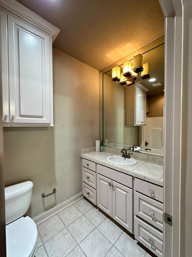 Building Photo - Beautiful 2 Bed/ 2.5 Bath Townhome In Gate...