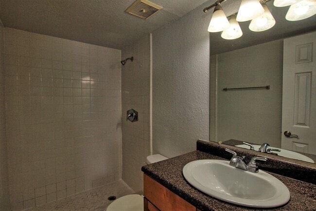 Building Photo - 2/2, 1st floor, fully renovated, Winter Park unit for rent!