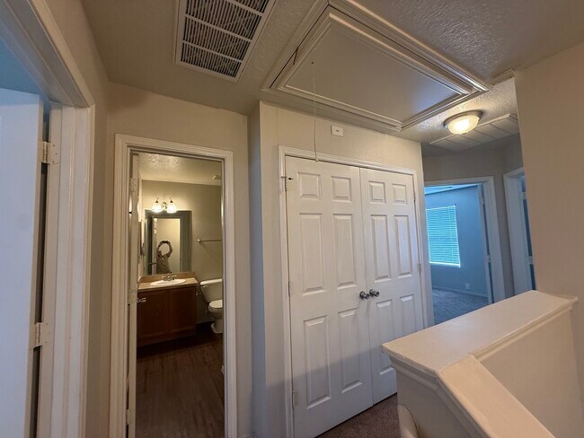 Building Photo - 2114 Vlg Xing Trl