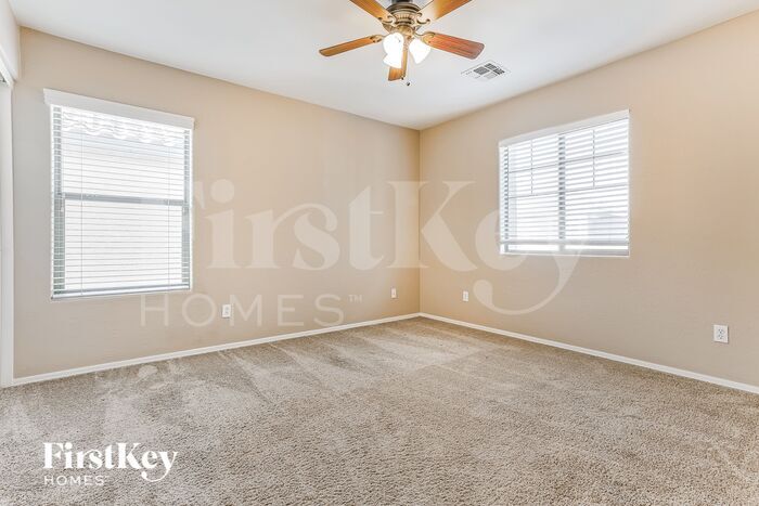 Building Photo - 127 E Catclaw St