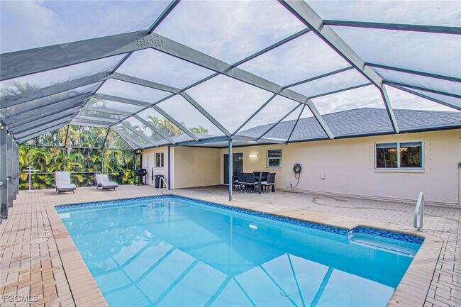 Building Photo - 2144 SW 19th Ave