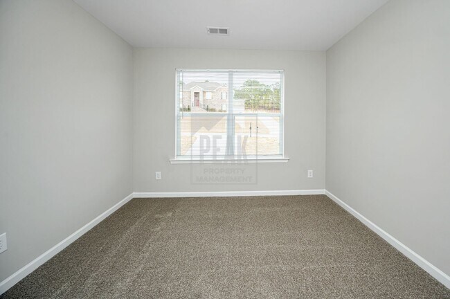 Building Photo - 390 Woodland Cir