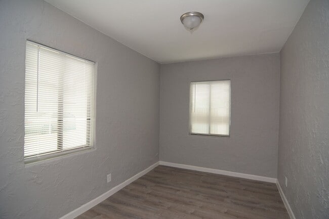 Building Photo - Remodeled 3 Bedroom 1 Bath Home! Central T...