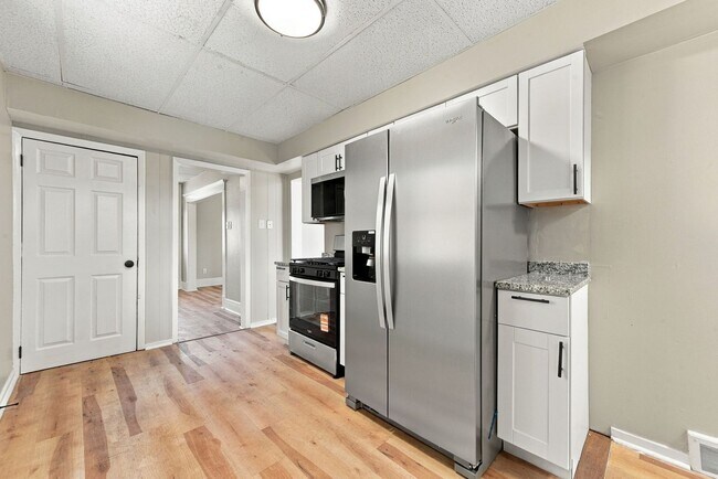 Building Photo - 120 E 20th Ave