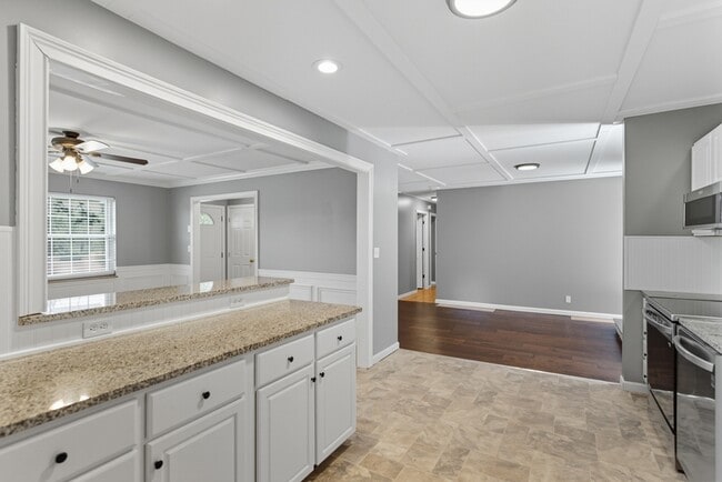 Building Photo - 105 Ivy Ln