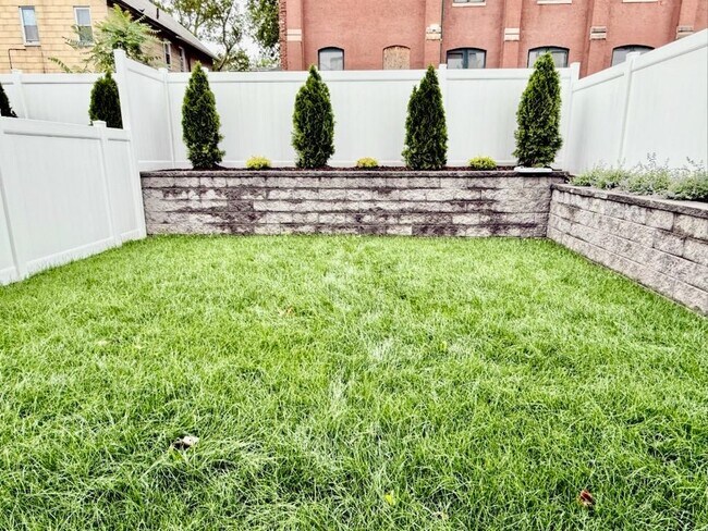 Building Photo - 14 Terhune Ave