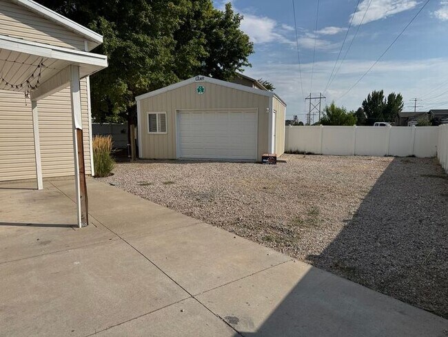Building Photo - 4 bed 2 bath 2 car garage. Dog Friendly