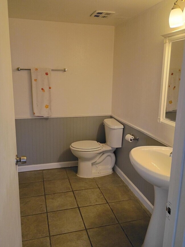 Building Photo - 2694 E Oakleaf Dr