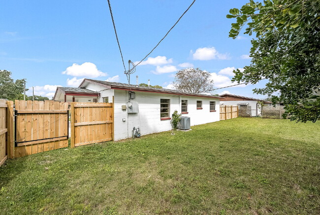 Building Photo - 3 bedrooms with a large fenced yard in Mel...