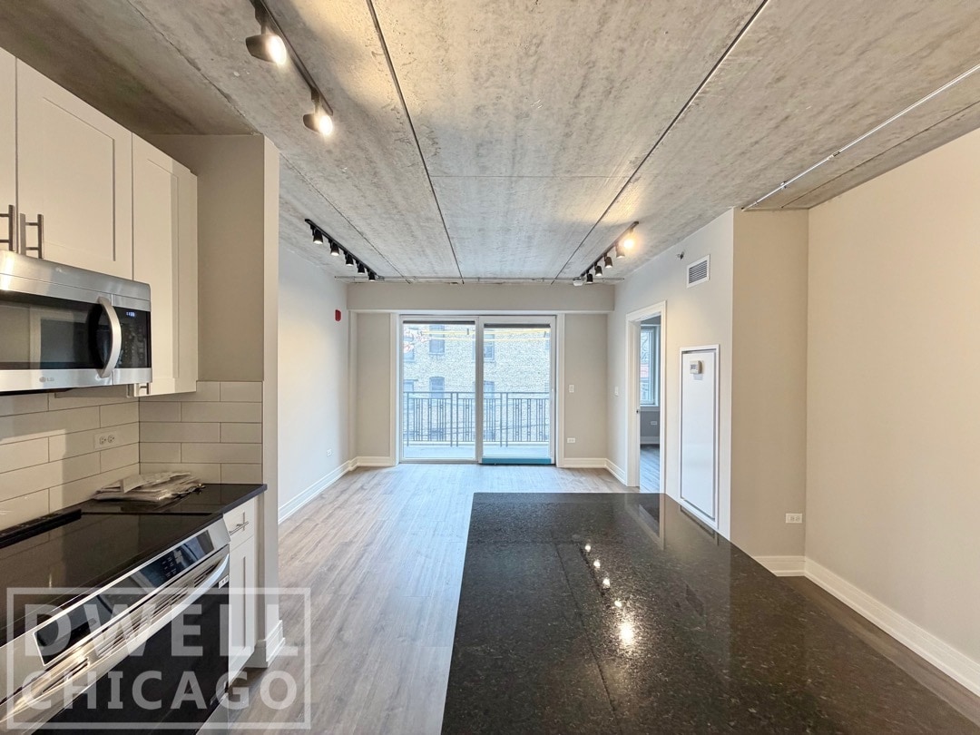 Building Photo - 938 W Carmen Ave