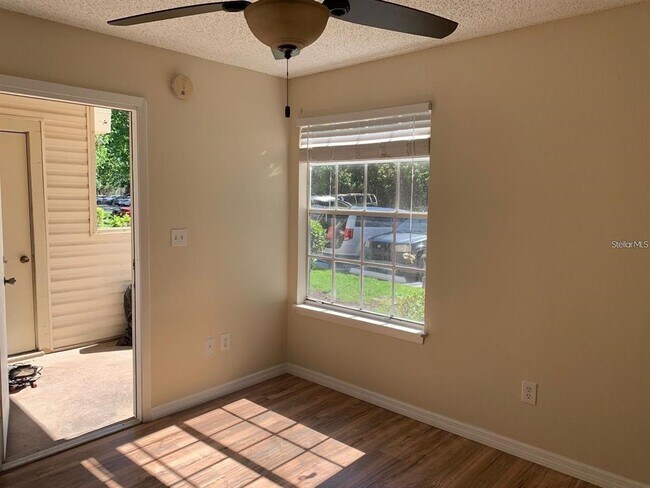 Building Photo - 1940 Lake Atriums Cir