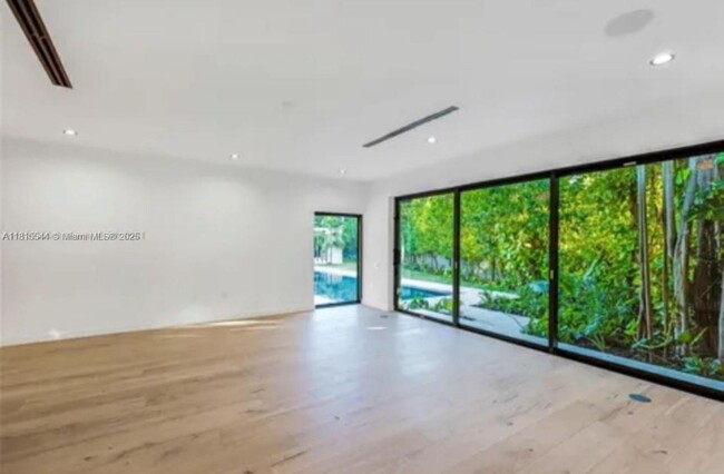 Building Photo - 223 S Shore Dr