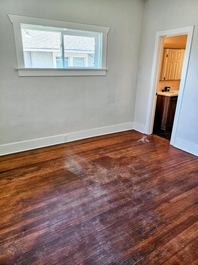 Building Photo - ALL PROSPECTIVE TENANTS MUST SUBMIT A $58 NON-REFUNDABLE APPLICATION FEE PER APPLICANT ONLINE AND...