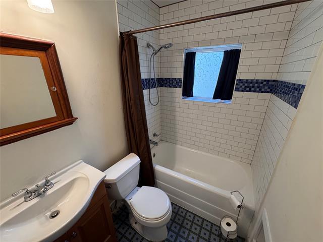 Building Photo - 2547 Sharon St