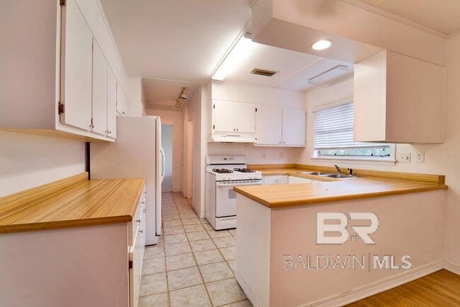 Building Photo - 359 Wisteria St