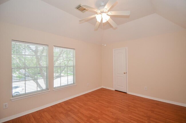 Building Photo - 910 Chinni Ct