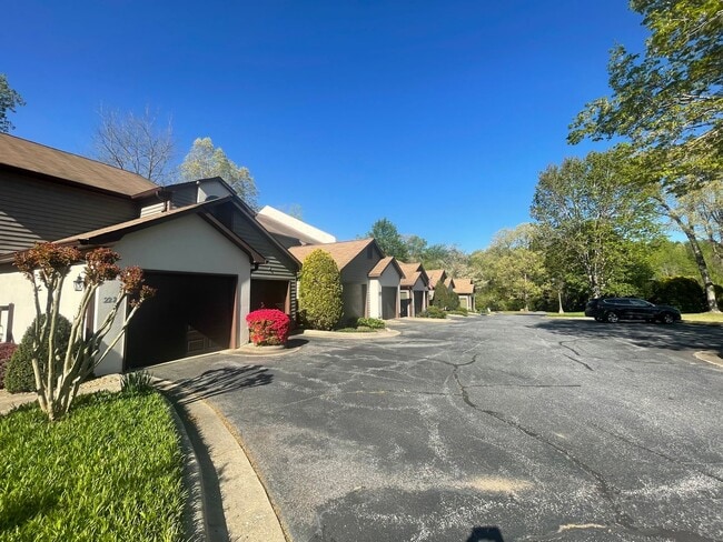 Building Photo - Spacious 2 Bed, 2 Bath Townhouse in Prime Hickory Location – 1,322 Sq. Ft.