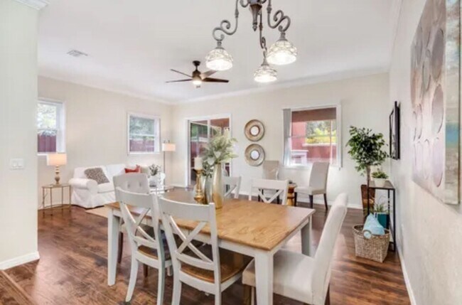 Building Photo - 3/2.5 Mediterranean Style Townhome