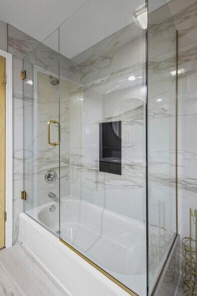 Building Photo - 2712 2nd Private Rd