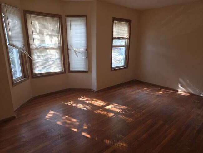 Building Photo - 5BR/1.5BA Row Home with Backyard and Laund...