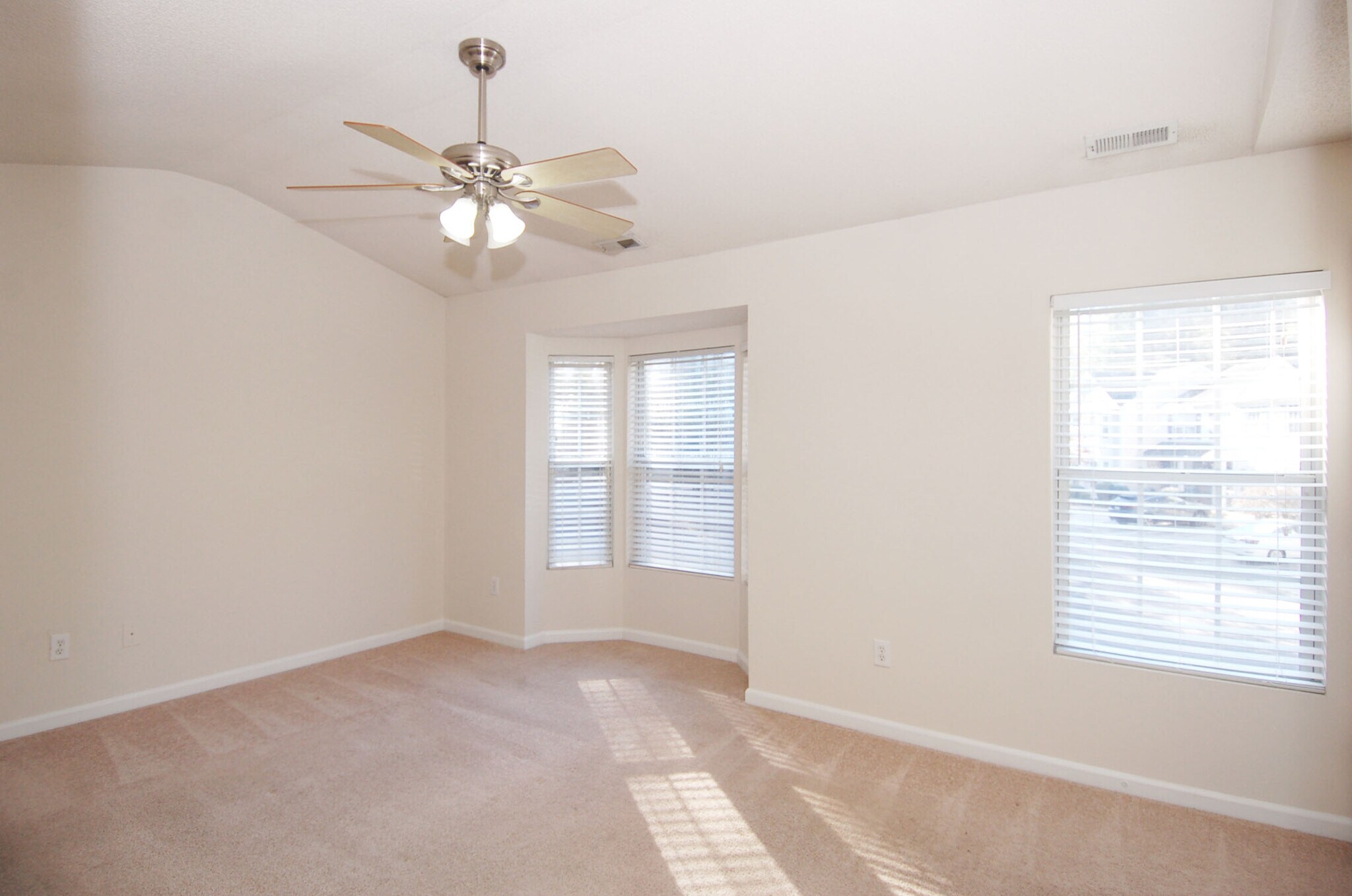 Building Photo - 221 Orchard Park Dr