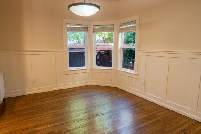 Building Photo - 4Bd/2.75Ba Seattle House