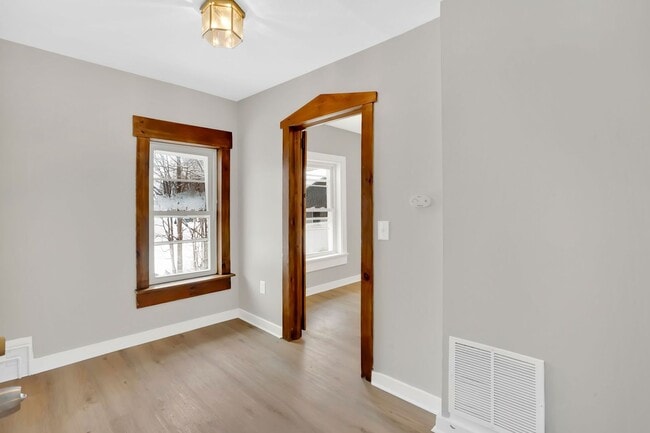 Building Photo - 11 Russell Rd