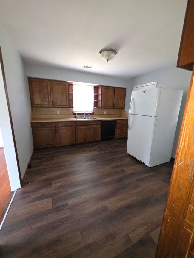 Building Photo - 3 Bedroom, 1 Bathroom Rental
