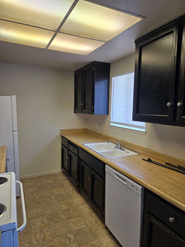 Building Photo - Competitively priced Two Bedroom Apartment...