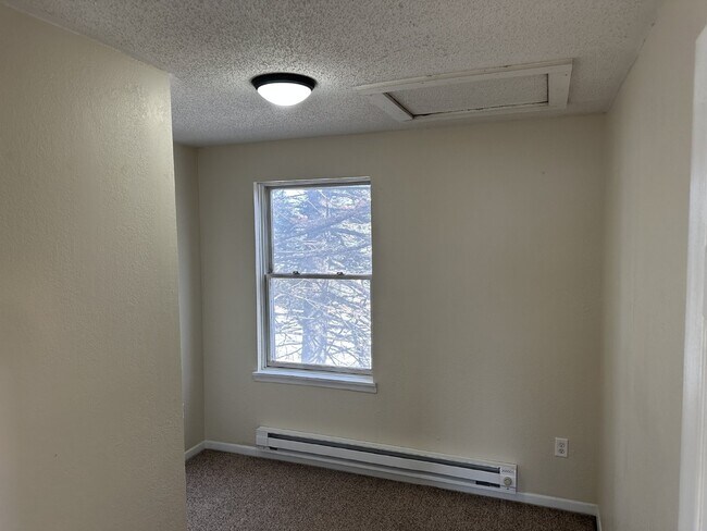 Building Photo - Enjoy an open floor plan in a prime location next to the bus line.