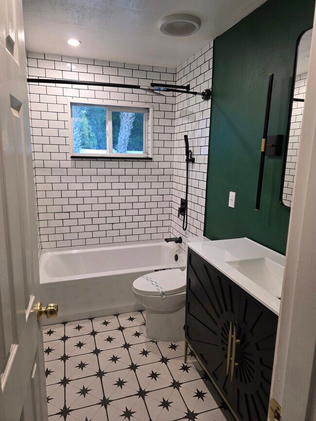 Building Photo - 370 Hunt Dr