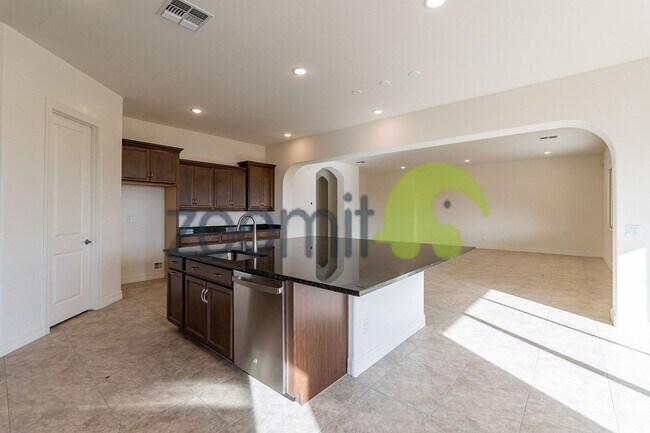 Building Photo - Beautiful Views!