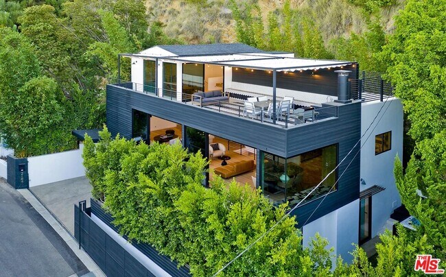 Building Photo - 2164 Sunset Plaza Dr
