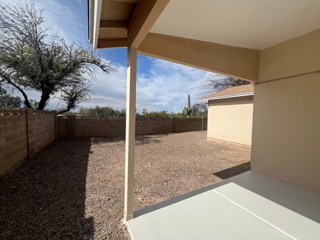 Building Photo - Comfortable & Attractive 3 Bedroom 2 Bath East Side Home Convenient to Everything