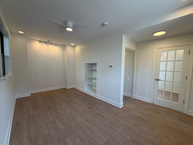 Building Photo - 5016 N Lawndale Ave