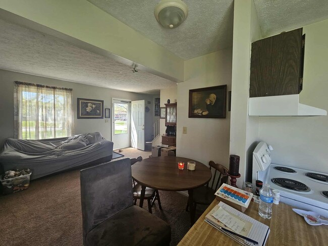 Building Photo - 2 Bedroom 1.5 Bath Duplex Kent Ohio 44240