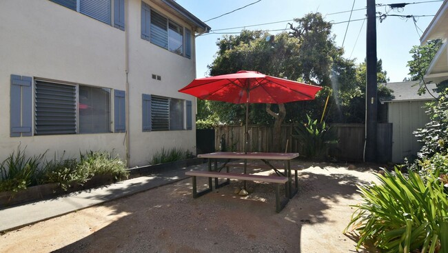 Building Photo - 121 W Arrellaga St