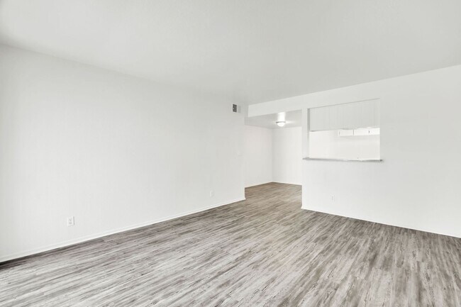 Building Photo - 2BD 2BTH Corner
