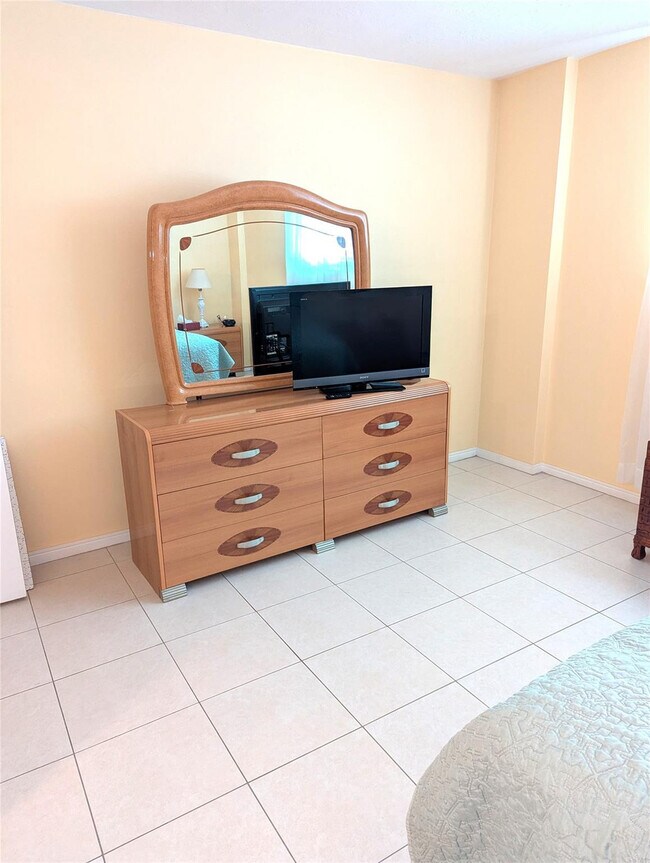 Building Photo - 4250 Galt Ocean Dr