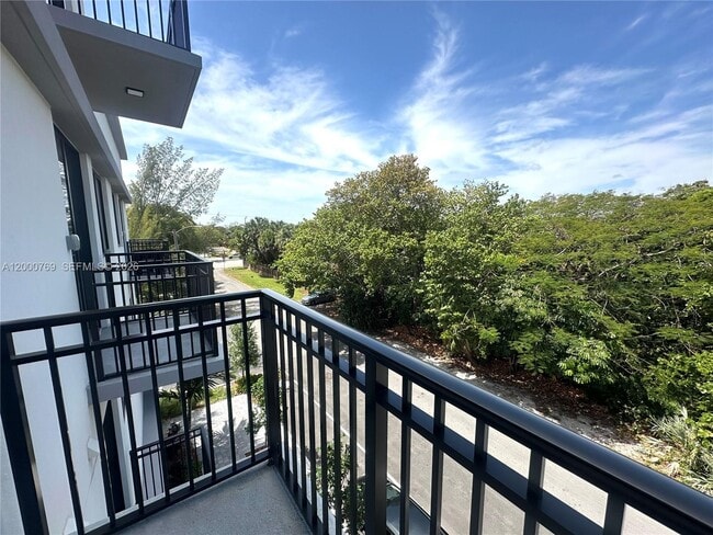 Building Photo - 20 NE 19th Ave