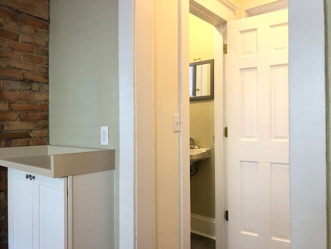 Building Photo - Amazing Vintage Townhouse. Uber Convenient...